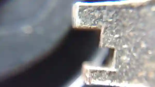 Macro photograph of a precision-engineered surface – a metaphor for the methodological exactness of gap detection